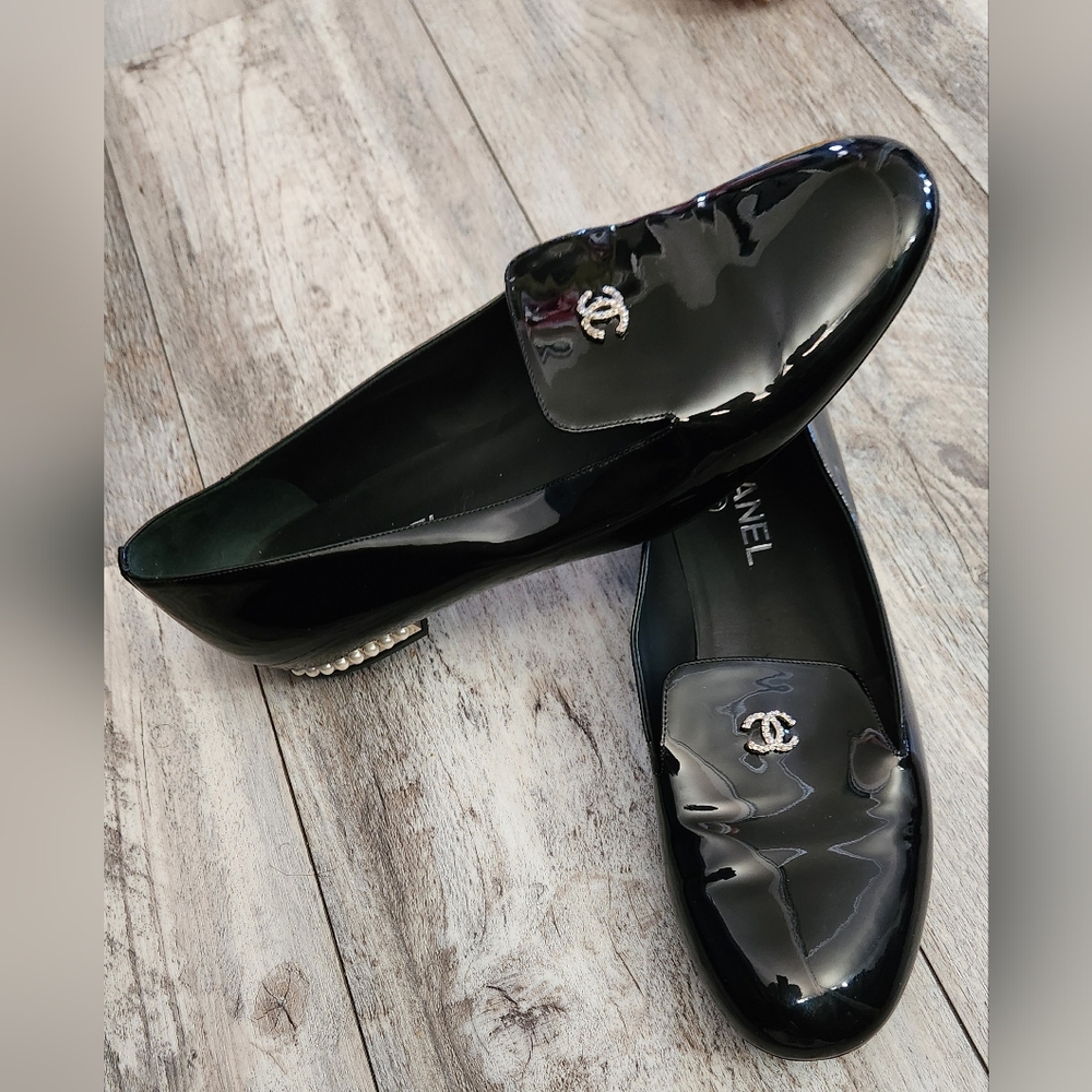 CHANEL Women's Patent Leather Pearls at Heel Moccasin Loafers (Authentic)
